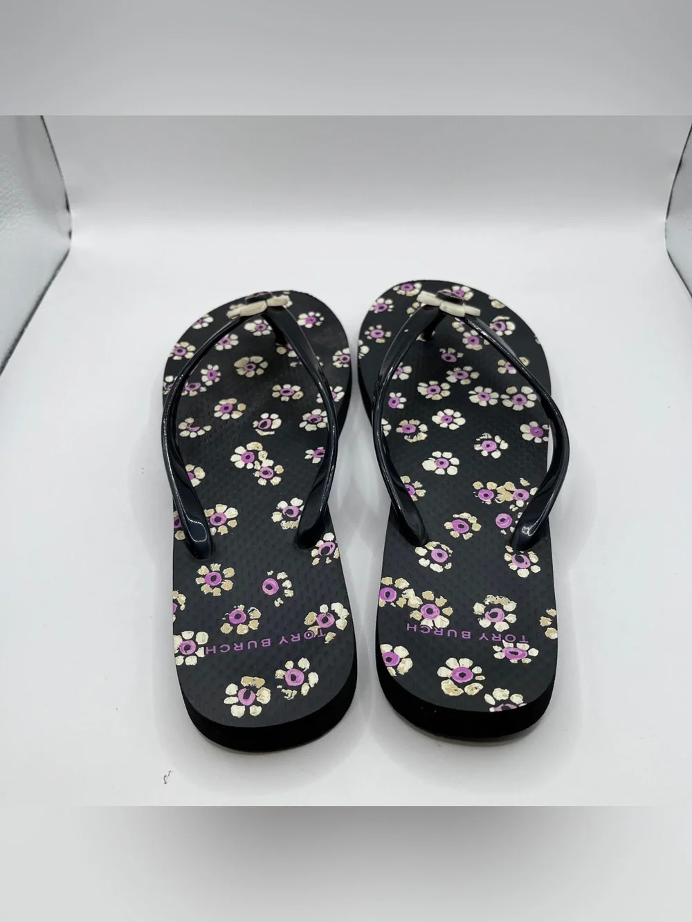 Tory Burch black floral flip-flops prominent cream daisy charm size 7-7.5 EUC